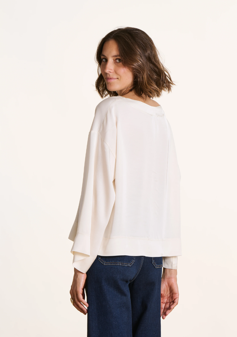 Blouse blanc cassé , ample en satin manches longues